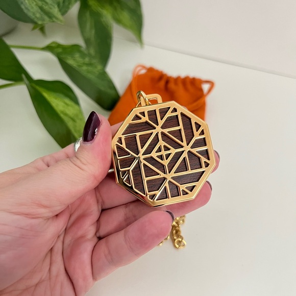 NEW Tory Burch Statement Necklace with Lip Balm & Pouch - Picture 7 of 16